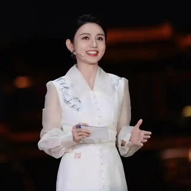 恭喜！央视主持人龙洋成功入围“2026年度新时代青年先锋新闻人”。

龙洋越来越