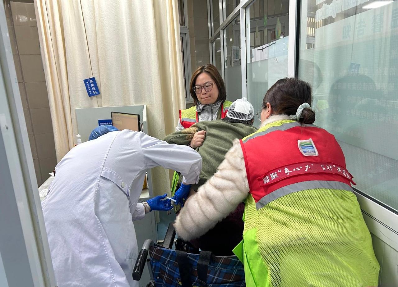 近日，宁波象山一名85岁独居老人意外摔倒受伤，头部出血、意识模糊。居民发现后立即