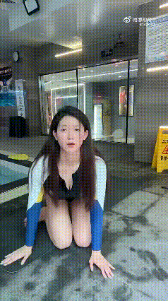 这位游泳教练不但人长的漂亮，教学也特别专业，没有花里胡哨的噱头，踏踏实实靠自身动