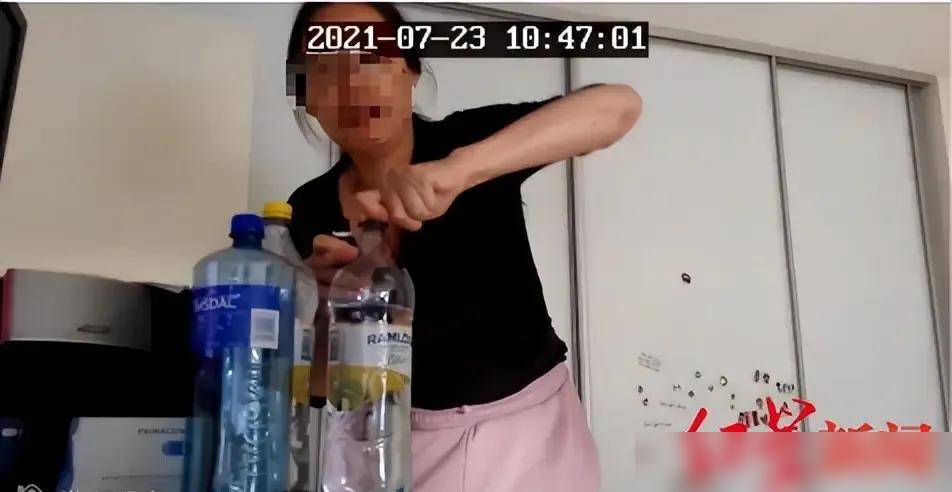 细思极恐的枕边人！

说真的，这哪是什么普通家庭矛盾啊，这就是赤裸裸的故意伤害，