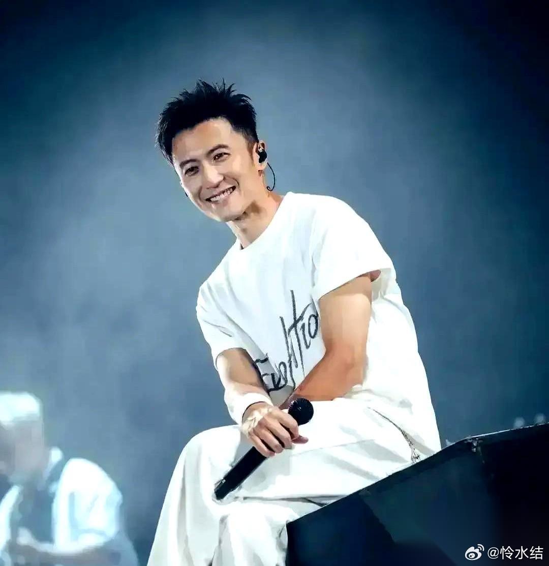 媒体标题都在写18万天价票，但没人说他亲妈连发20条语音都没人理。 鸟巢演唱会刚