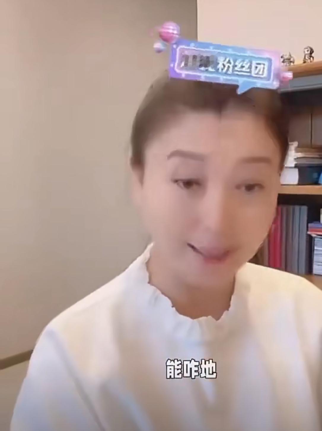 闫学晶选择再次硬钢网友声称能咋地！
近日这个姐姐因为哭穷上热搜了。
说真心话，她