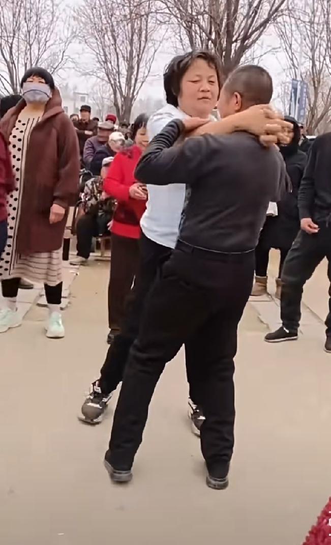大妈大爷的交际舞太辣眼睛了，这哪像跳舞，像掐架好吧[捂脸]

话说大妈跳舞目的是