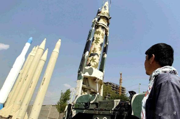 军力差距悬殊，伊朗凭什么敢狂？

伊朗在军力上与美国存在巨大差距，但其“敢狂”并