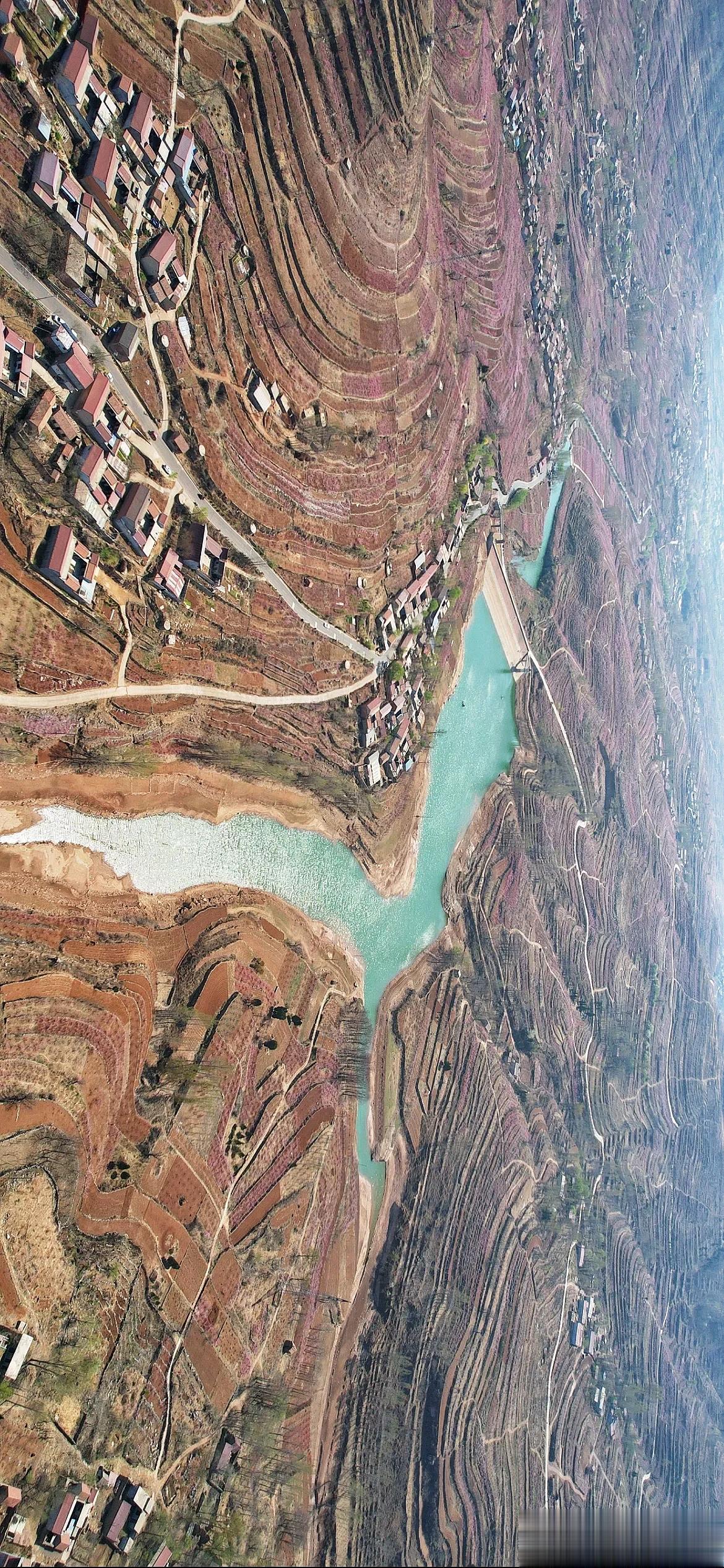 桃花盛开的季节，来到了美丽的沂蒙山区，必须📷咔嚓几张！[耶]

岱崮地貌是中国