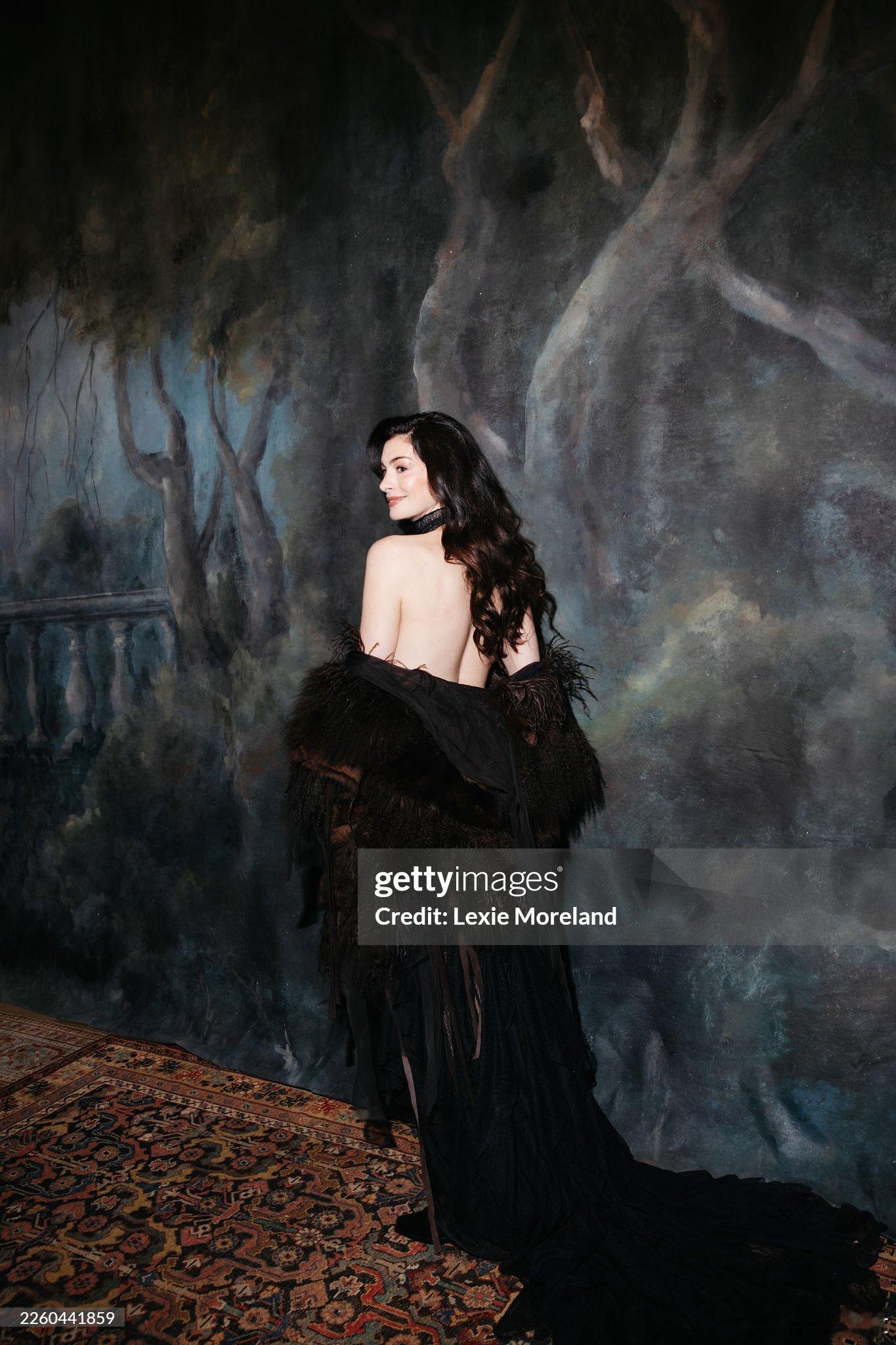 安妮·海瑟薇出席Ralph Lauren秀场： 