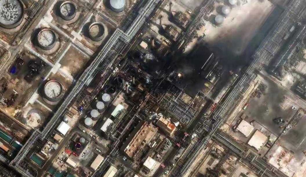 美军出卖沙特，预警机公开位置信号：炼油厂大爆炸，伊朗忍无可忍