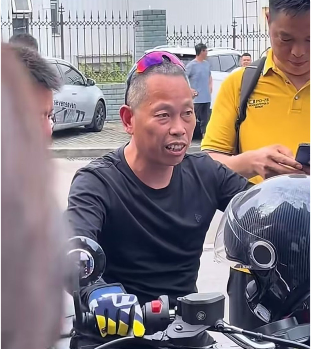 张雪接待馆长全场热闹，师父牙哥却悄悄走人：这体面，值得学 