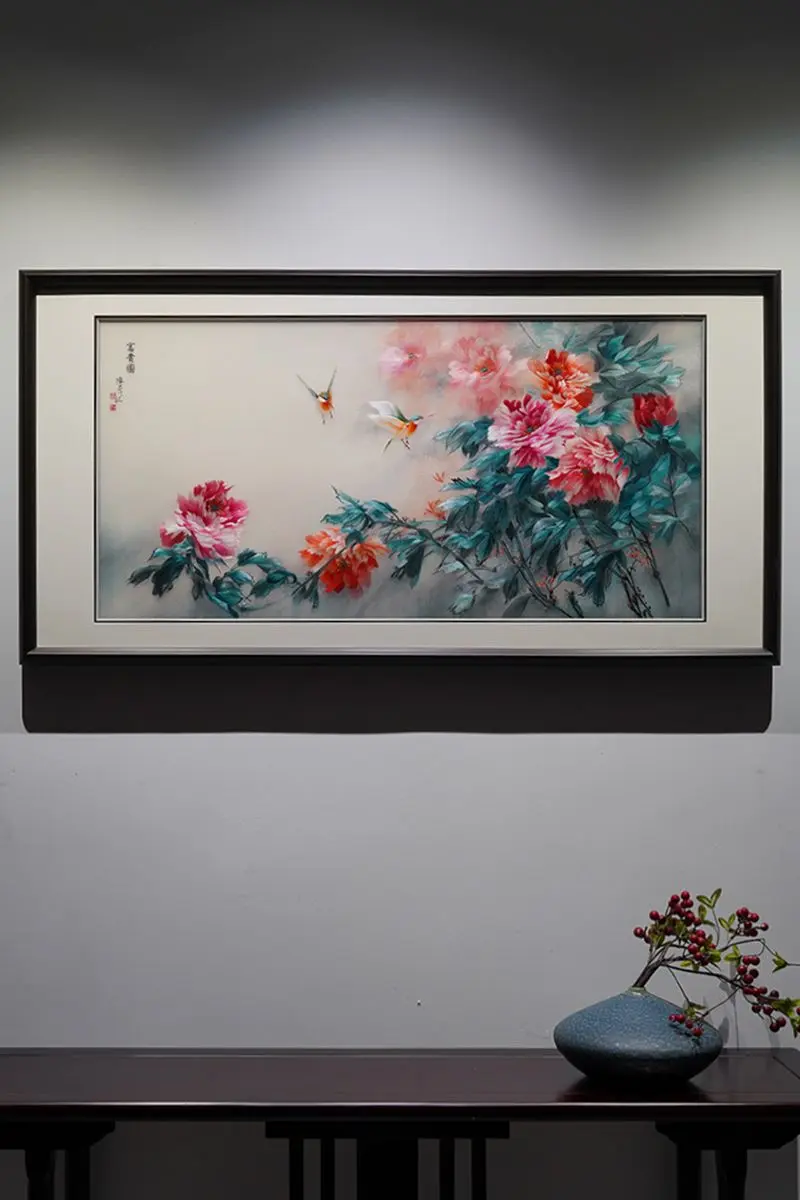 锦丝绣牡丹翠羽，满堂富贵喜事成双 浅底凝墨，丹芍盈枝，彩雀穿花，翩跹弄...
