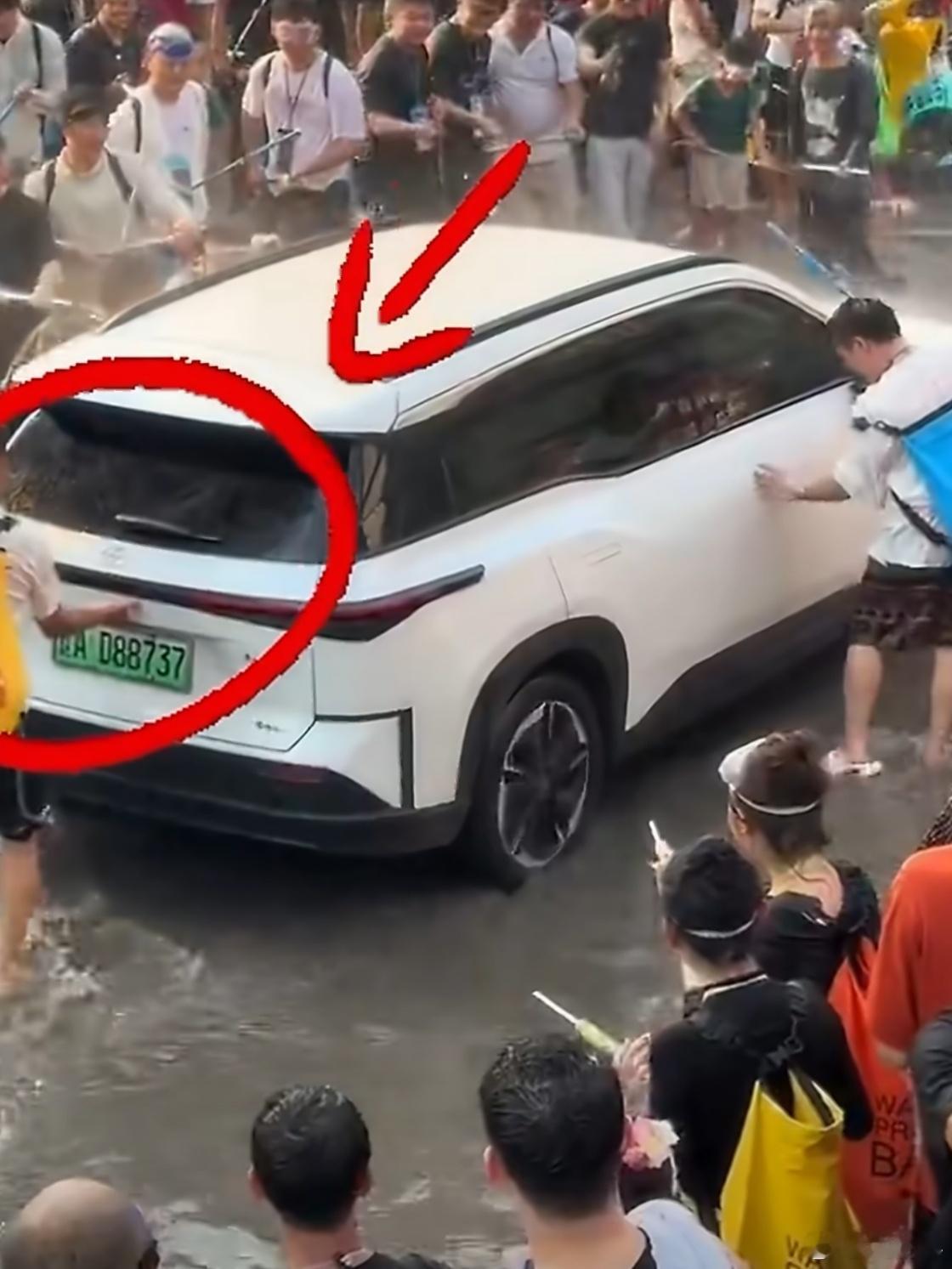 被强拉开车门泼水女子称或将追责 这个应该很好找，反正视频都有。一开始拉前门没拉开