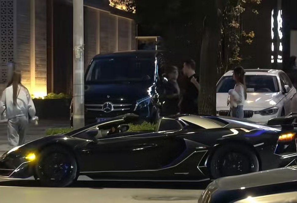 黄子韬徐艺洋开超跑出门违停这台车是兰博基尼Aventador SVJ Roads