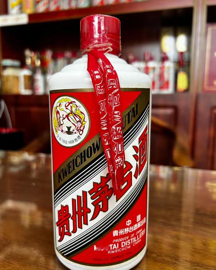 “一天赚2亿，白酒却卖不动了？”最近，贵州茅台交出的这份成绩单，就像一颗巨石投入