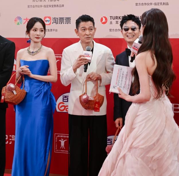 杨幂真是娱乐圈少有的聪明人
昨晚的上影节红毯上
身穿蓝色抹胸礼服的她不止光彩照人