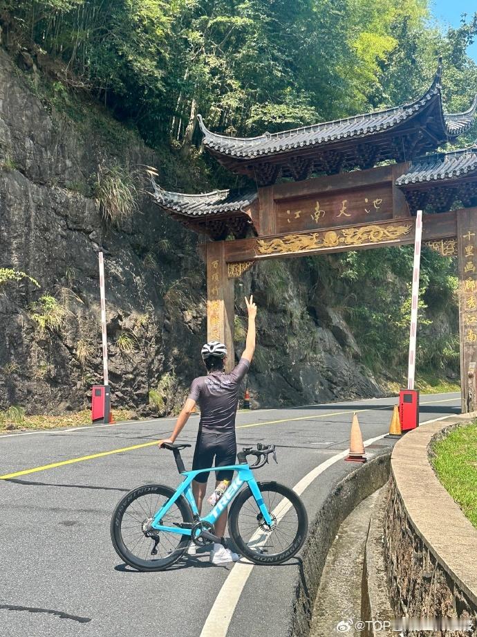 #张极九月骑行plog##张极九月第一骑# 九月的天空下，张极骑着车，追逐着阳光