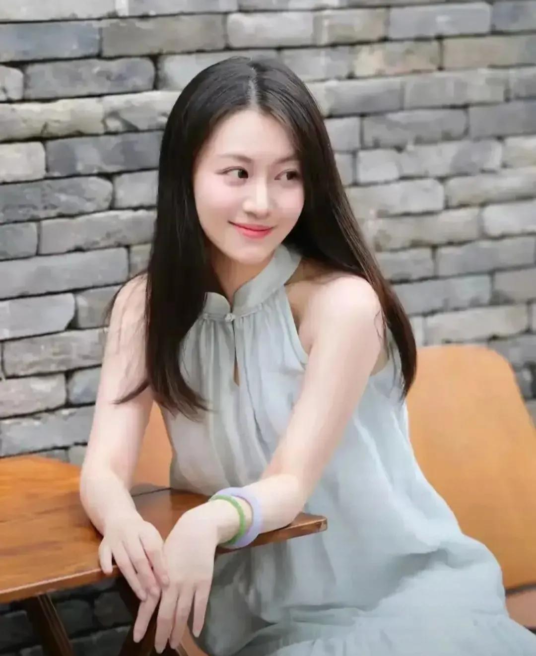 在人生低谷的时刻，李浩迷失了方向，直到他遇到了她——苏曼。苏曼是一名图书管理员，