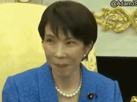 高市早苗蒙住嘴巴，眼神像羞涩的少女，眼睛拉出的丝情意绵绵，她对面是谁呀，能让她如