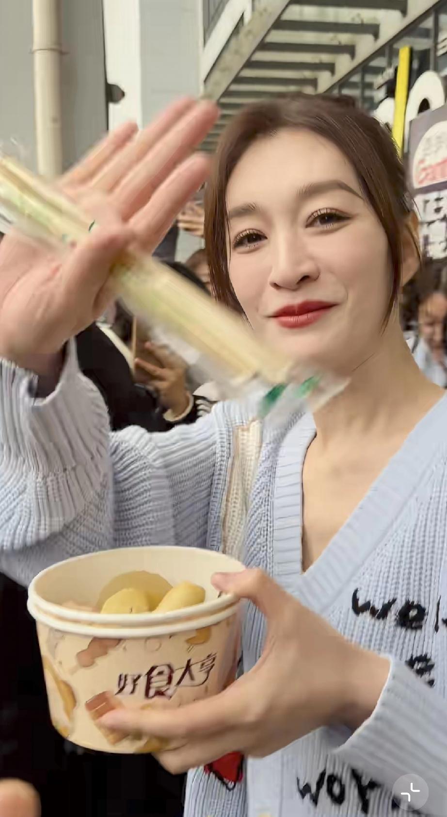 3月29日，李小冉长沙录制浪姐给粉丝买关东煮，路人镜头下的她脸好白啊，一点都不像