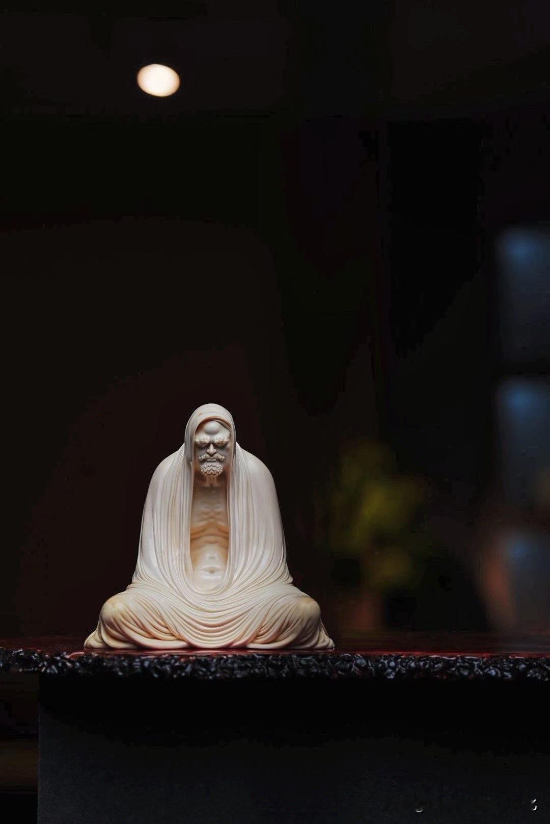 静坐无言，禅意自生。

达摩造像，面容苍古深邃，眉眼收敛于静思，筋骨与肌理刻画写