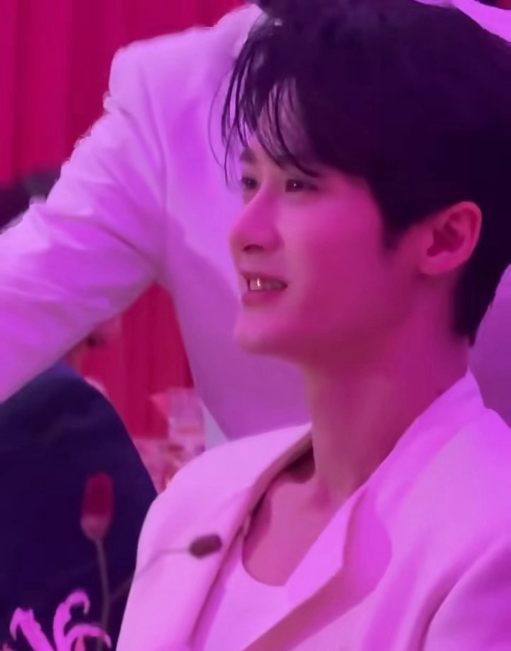 想掰他一颗牙玩儿 