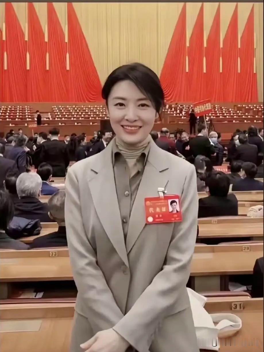 她连续主持央视春晚17年，被公认的央视美女，眉眼灵动有神，容貌清丽典雅，自带高贵