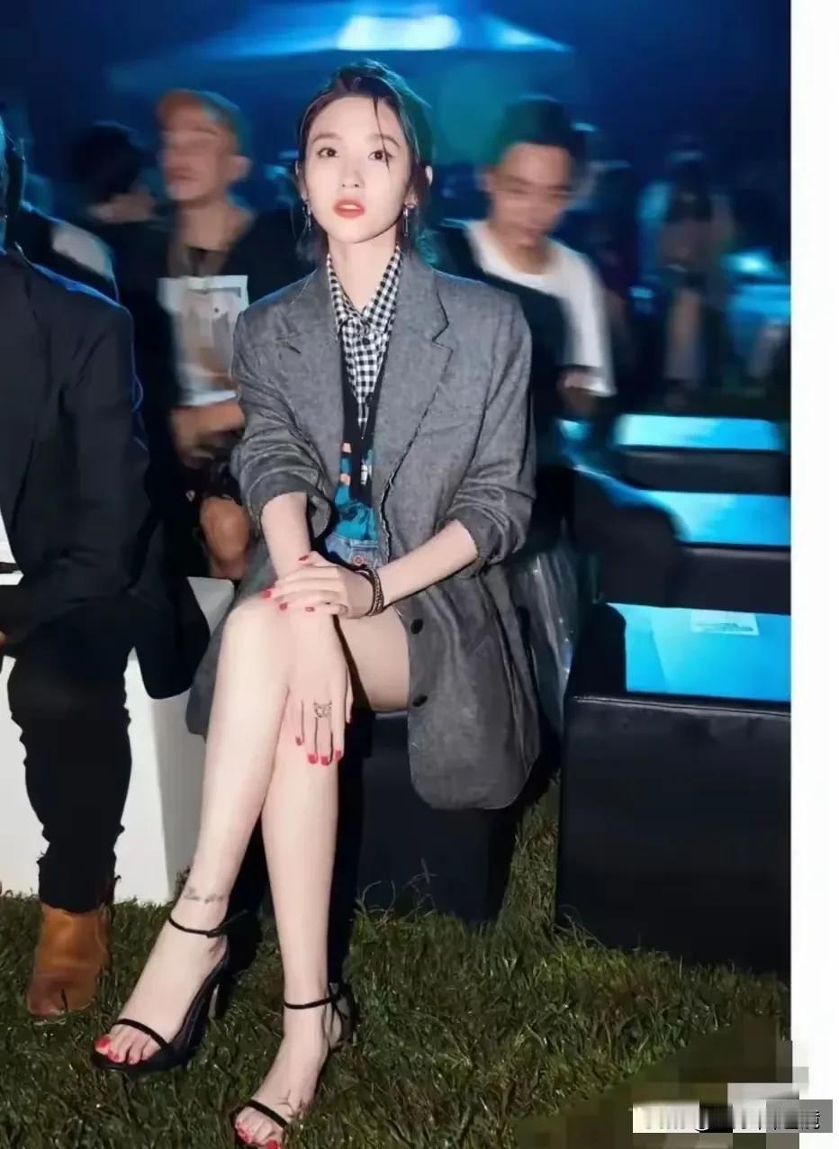 照片中这个女人真的很漂亮，可以说是从头美到脚。
气质优雅，衣着得体，皮肤白皙，五