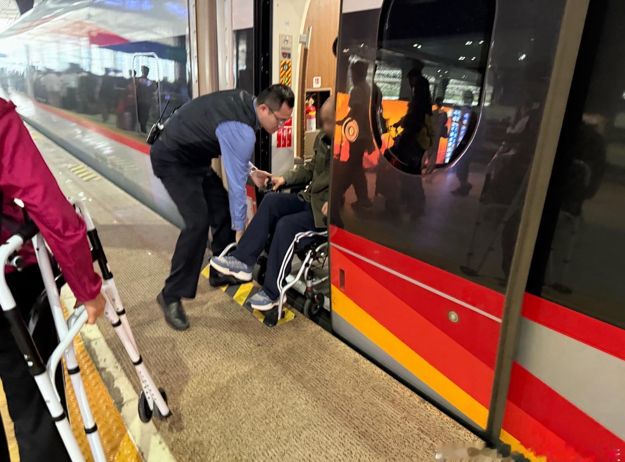 4月12日，G8628次列车从重庆北站发车后，乘务员郑夕在巡视车厢时发现一名重点