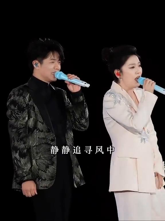 让我慢慢融入你，深情的歌唱，让幸福眼泪自由的流淌，静静追寻风中歌声的方向，飘向那