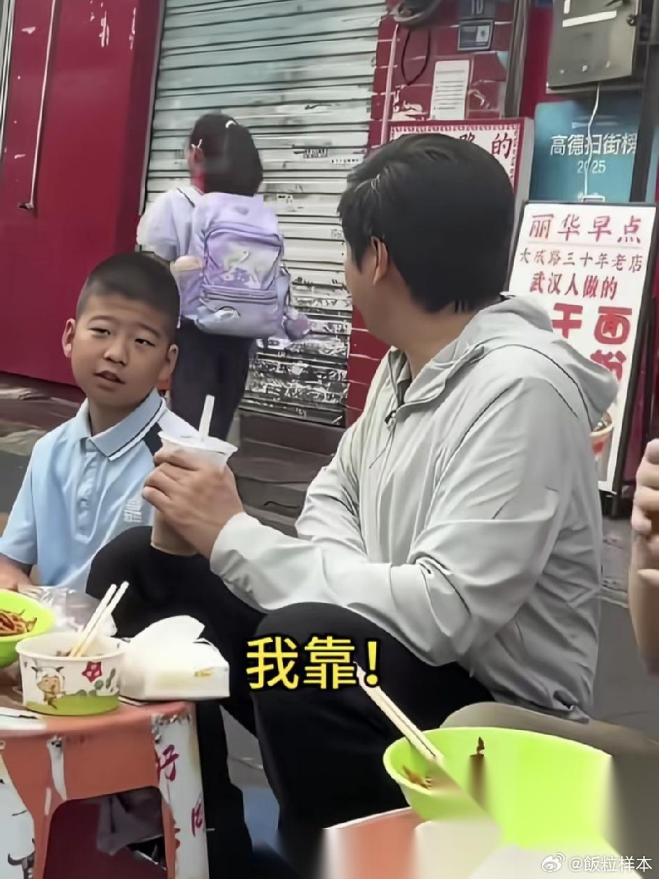 雷军街头吃早餐，遭到小女孩不满吐槽，真是雷总的至暗时刻！“吃个早饭，还要这么多人