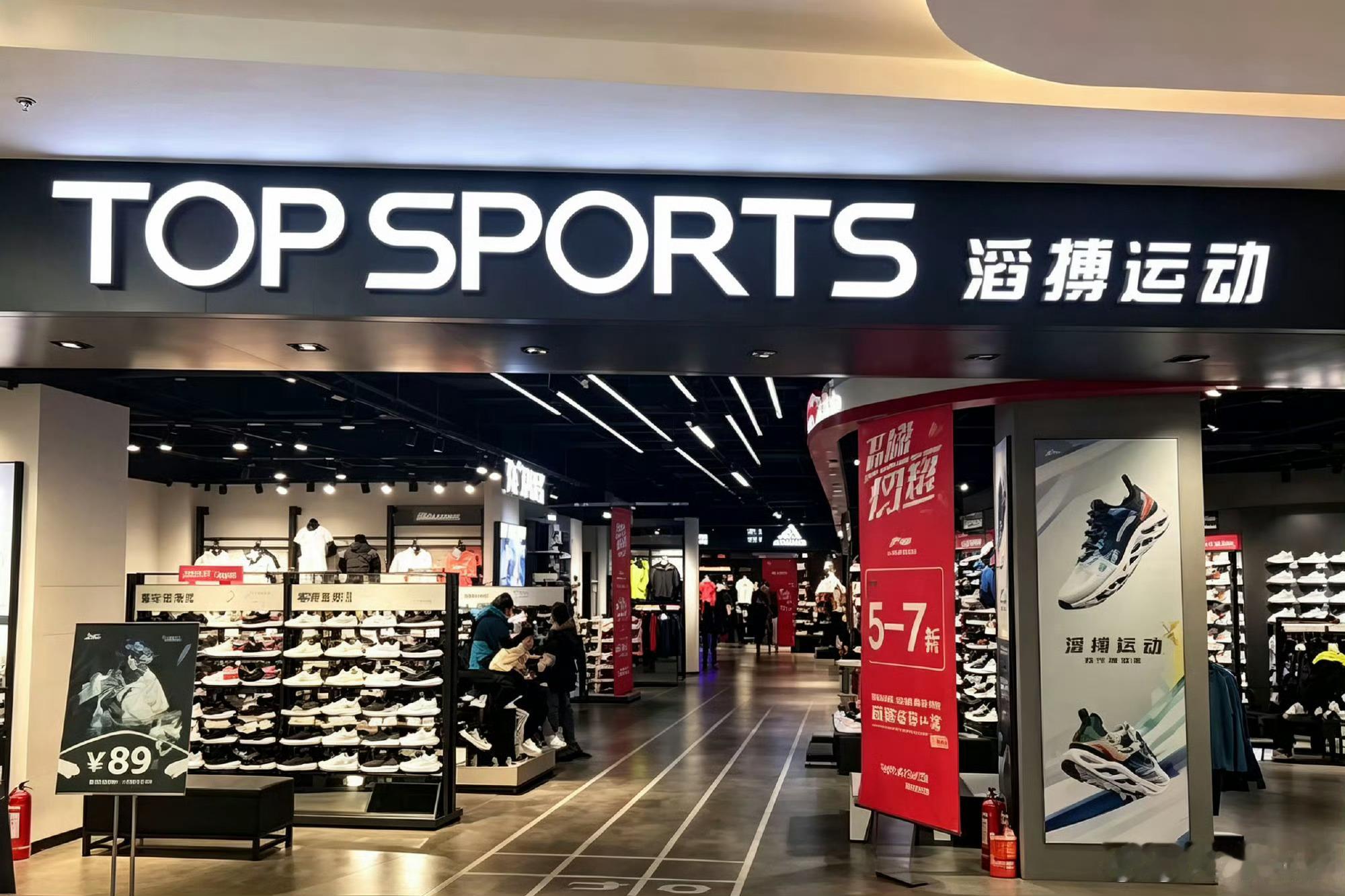 耐克上市3个月新品被滔搏6折出售最近滔搏大甩卖耐克新品，不少才上市三个月的鞋子直