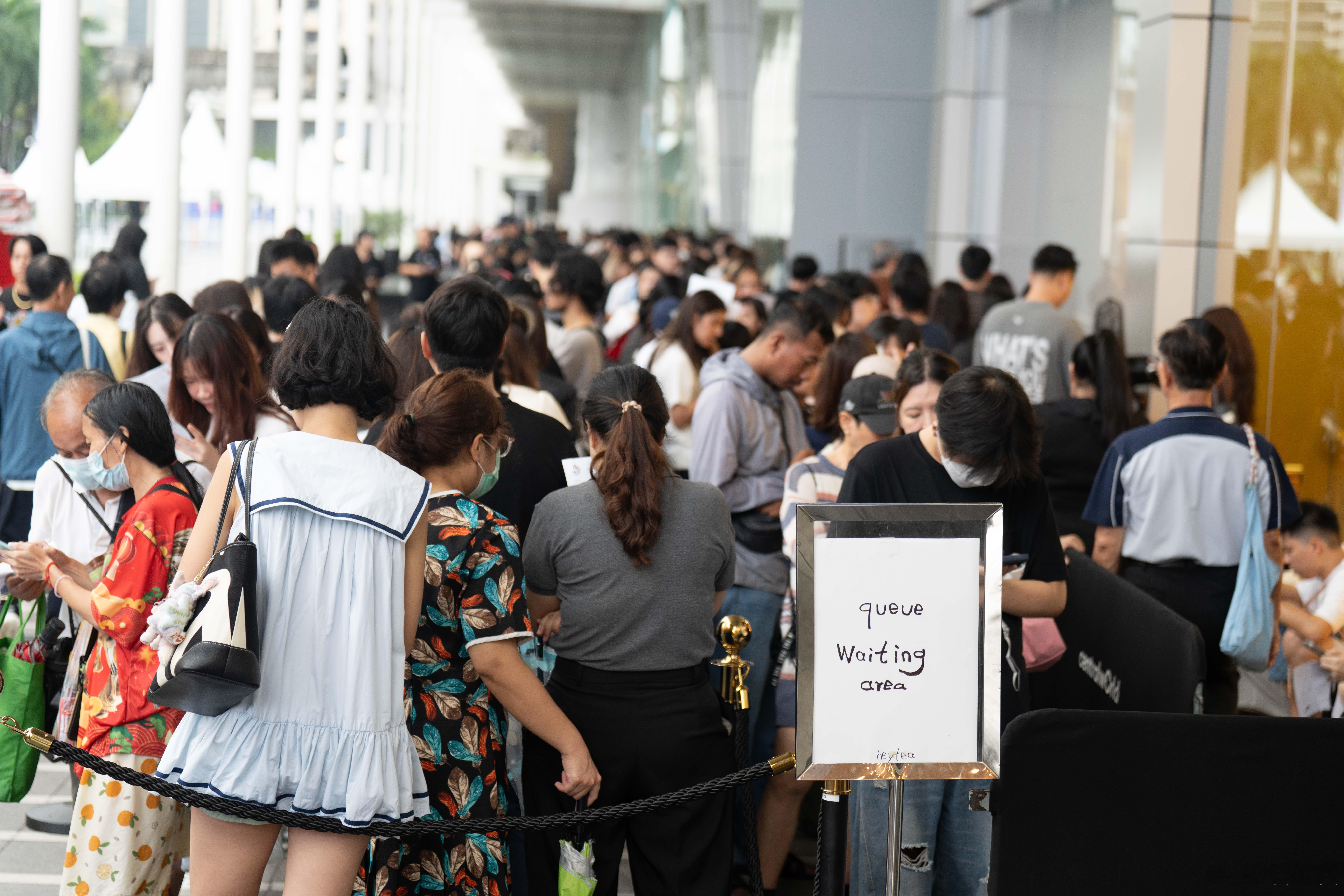 中国茶文化出海之路越走越宽敞了，喜茶首次进入泰国，都把当地黄牛给吸引来了。希望品