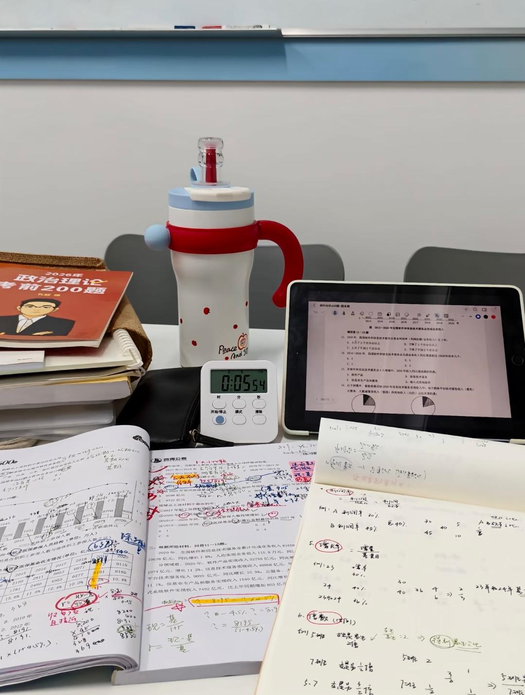 打工的尽头是编制吗？
我表妹在厂里干了十年，今年又回去了。上个月她说，新组长比她