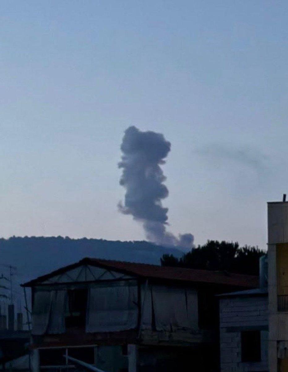 以色列继续对黎巴嫩南部进行空袭，这是阿里·塔赫尔附近遭到以军空袭之后的场景。
伊