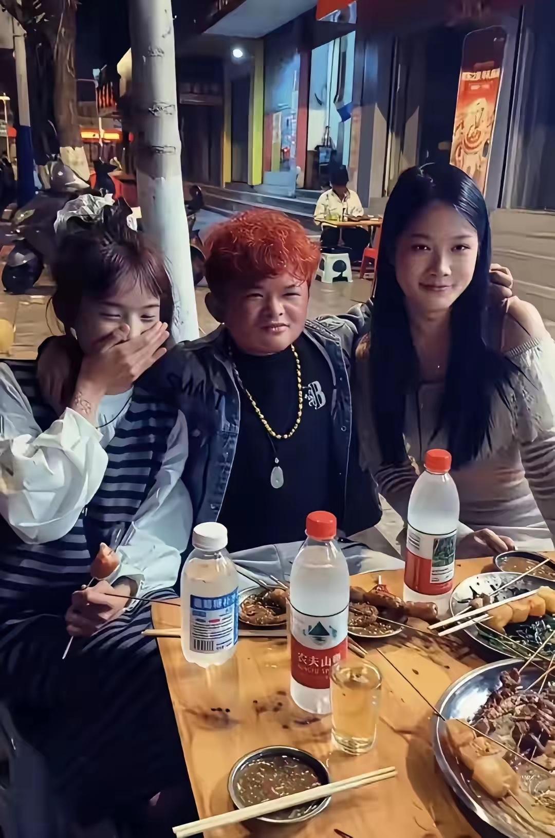 当年爆红的小马云范小勤如今17岁了，褪去稚气，模样竟长成了网络上流行的“精神小伙