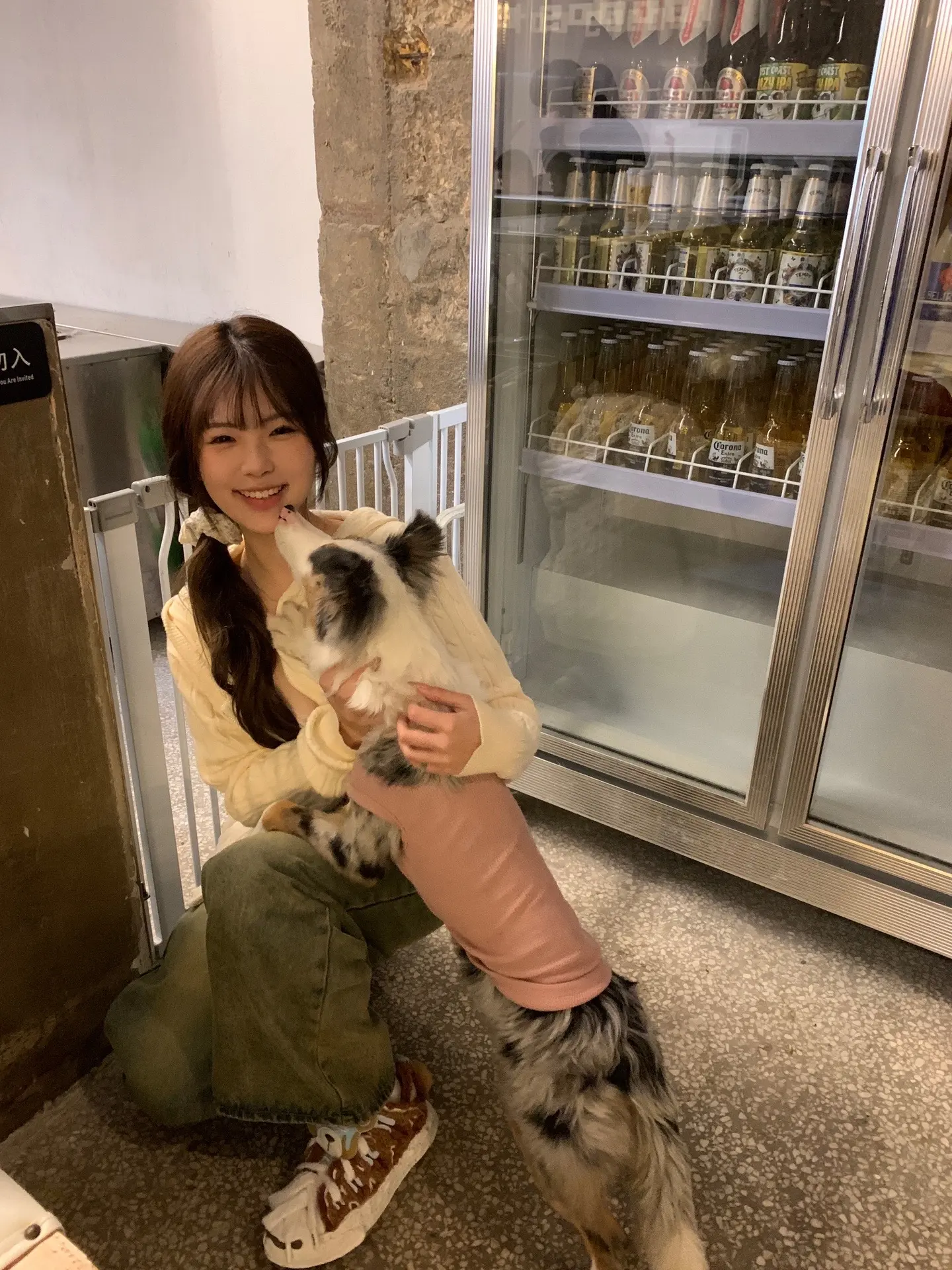 和小狗玩就很开心。