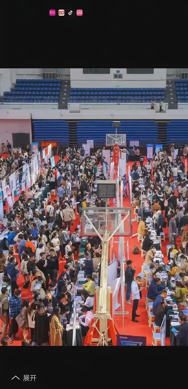 教育越改越乱，学生压力越来越大，家长负担越来越重
一、从幼儿园开始，家长们就上演