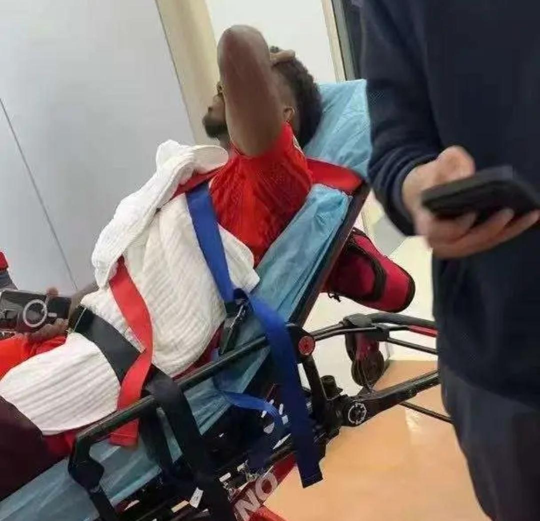 上海海港这一长串的伤员名单，看着都让人揪心。球迷：这个赛季保级就行。
比起在今晚