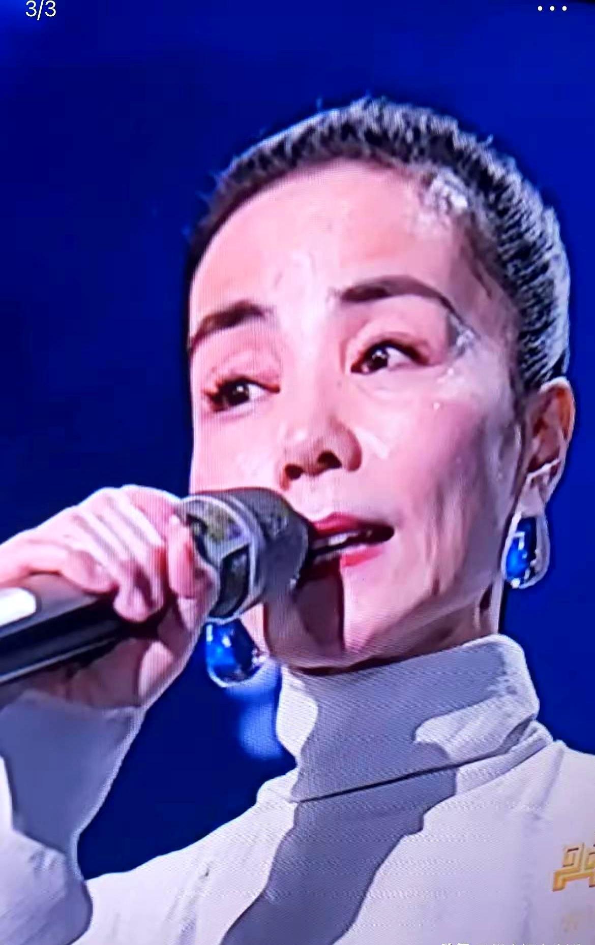 Gosh，你把我给绕晕了。2026年春晚还没到呢，我怎么可能知道王菲唱了什么歌？