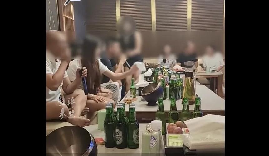中国电建多名监理人员接受施工方宴请，在KTV娱乐场所饮酒唱歌，每人身边均有一至两