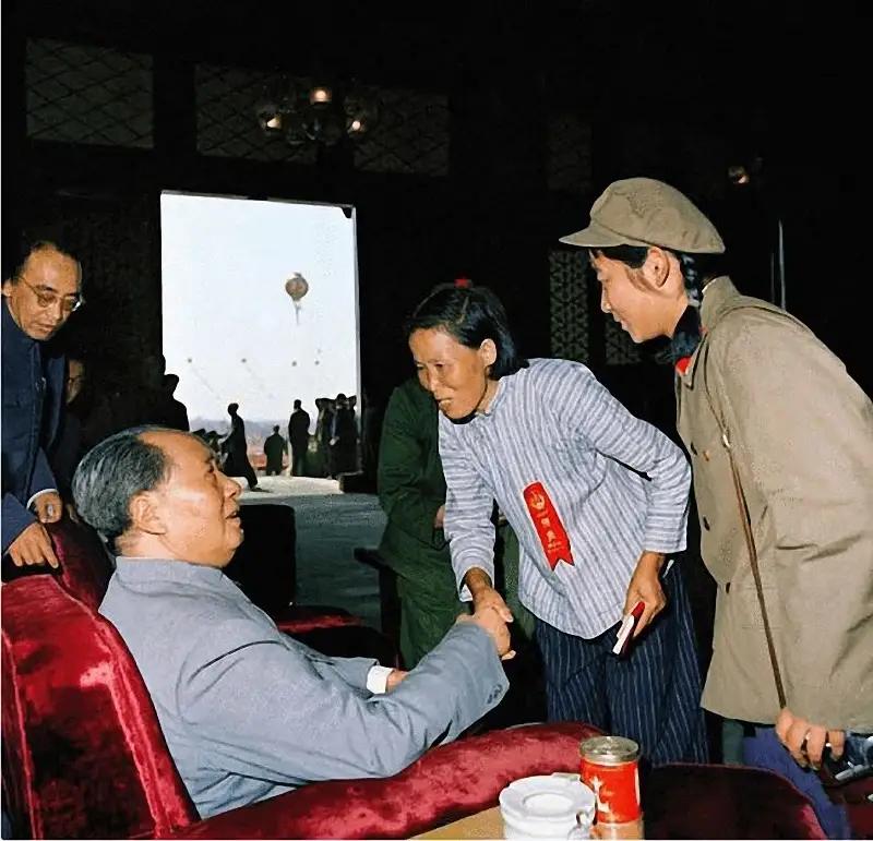 亲切握手，
真诚相待，