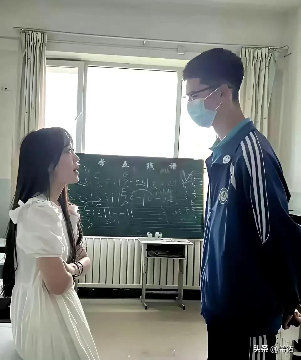 不管你个子多高，穿上校服你就是小孩子啊！辨识度很高,大人的身材，小孩纸的灵魂。