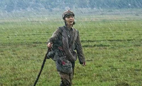 1935年7月，年仅13岁的红军女战士罗玉琦，在穿越草地途中，因碰到生理期原因突