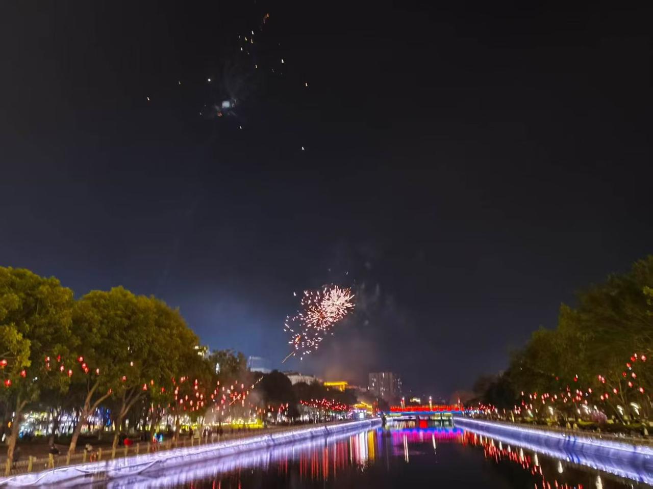 群众路线是什么，是我们发展的根基。为什么中国最有潜力，靠的就是中国14亿朴素的、