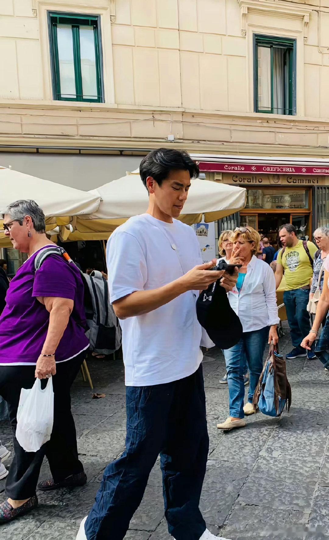 #彭于晏跑哪里去了#为什么全世界都在偶遇彭于晏！是因为这哥哥永远在坚持跑步，这自