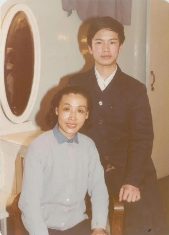 我从来没觉得越剧演员会在乎辈分的，如果唱不好，不受欢迎，辈分高有啥用？你有实力，