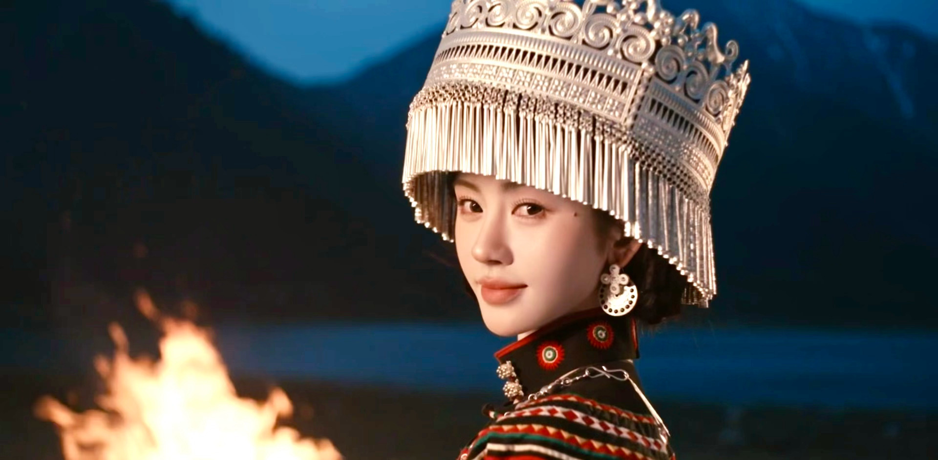 被鞠婧祎这个彝族造型狠狠惊艳到了🥹 