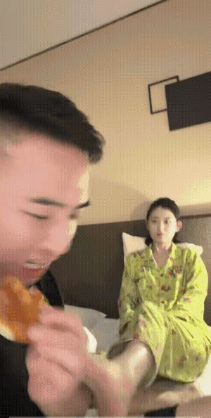 “假如我不是你的女朋友呢？”其实，哥就等她这句话呢！
打完眼神都清澈了……
老话