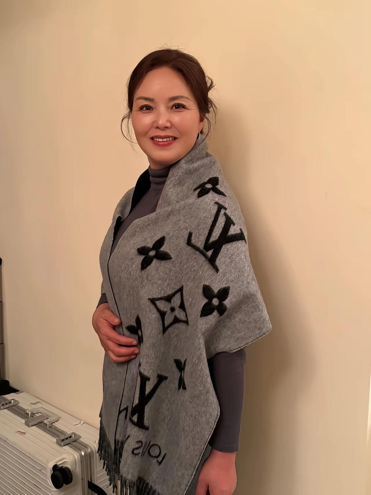 五十岁的时尚阿姨，现在九分直筒裤配裸色低跟鞋，显瘦效果立竿见影。
短羽绒服配阔腿