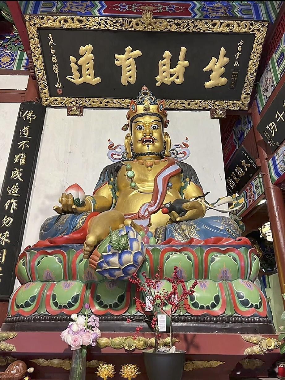 天下第一财神庙黄财神，见者接财运💰
 
来到杭州灵顺寺，拜见五姓财神之首黄财神