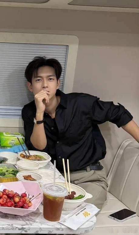 刘冲探班雾里青！李现 好帅，状态真好！ 