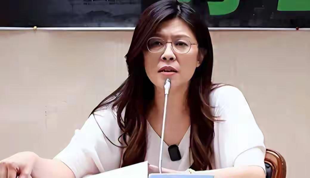 郑丽文真成了国民党不散的救星，是台湾省和中国之幸
郑丽文这女子还真比马英九和历届